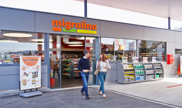 Shop Migrolino avec des clients à la sortie